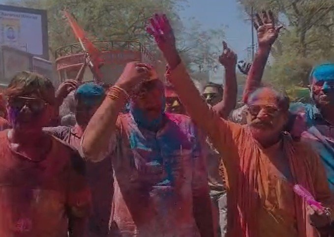 Barwani News : बड़वानी रंग पंचमी पर बड़वानी में निकली भव्य केशव फाग यात्रा, ढोल-ताशों और रंग-गुलाल के बीच उमड़ा जनसैलाब