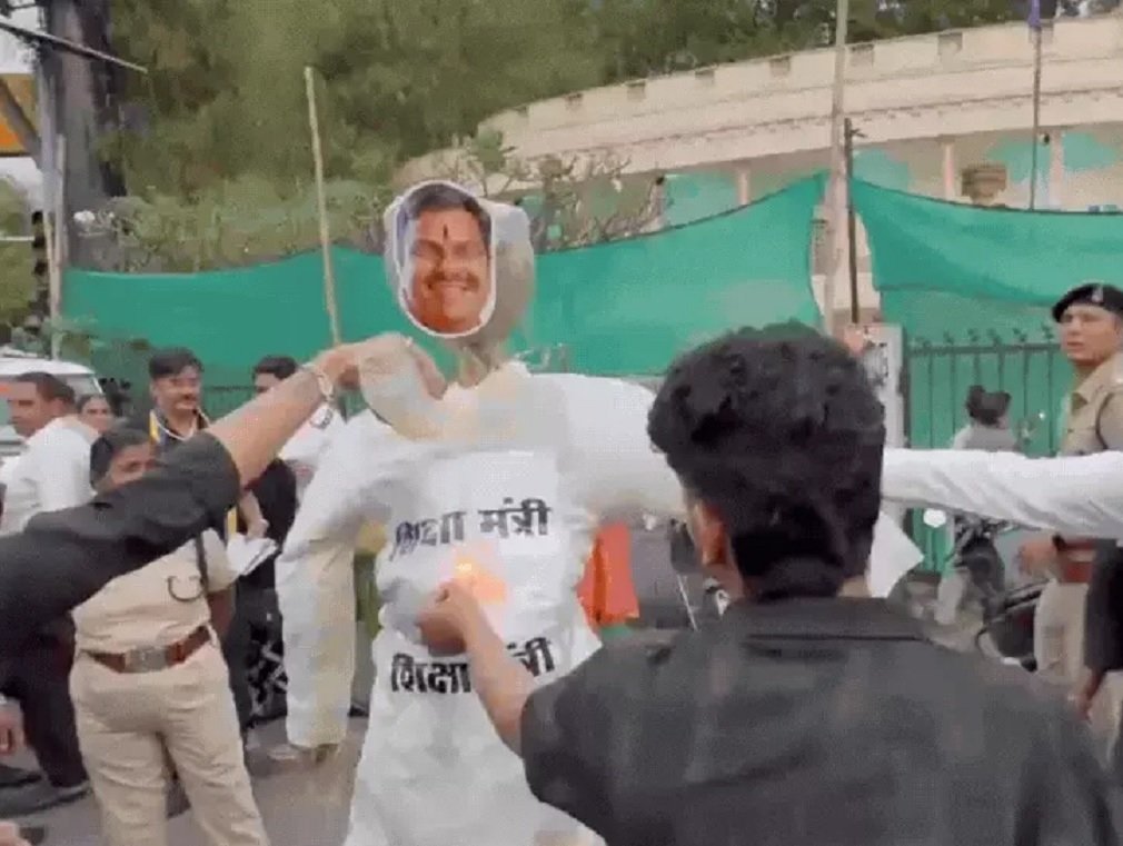 CG NEWS : पेपर लीक विवाद पर भड़का विरोध, NSUI ने शिक्षा मंत्री का पुतला फूंका