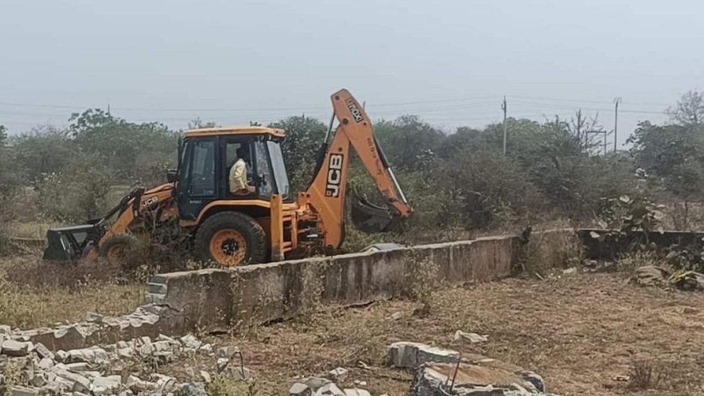 CG NEWS : बिलासपुर में अवैध प्लॉटिंग पर बुलडोजर, 50 निर्माण और 30 बाउंड्रीवाल ढहाए