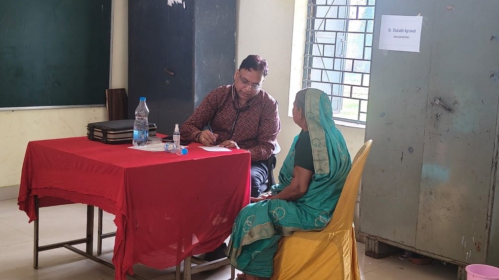 CG NEWS :ग्राम गुमड़ा में नि:शुल्क स्वास्थ्य शिविर — सैकड़ों ग्रामीणों को मिला लाभ