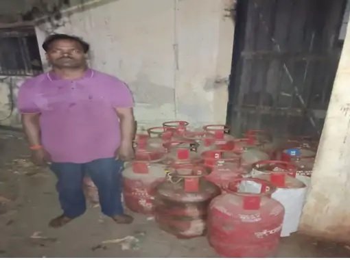 CG NEWS: रायपुर में अवैध गैस सिलेंडर भंडारण का खुलासा: 16 सिलेंडर जब्त, किराना कारोबारी गिरफ्तार