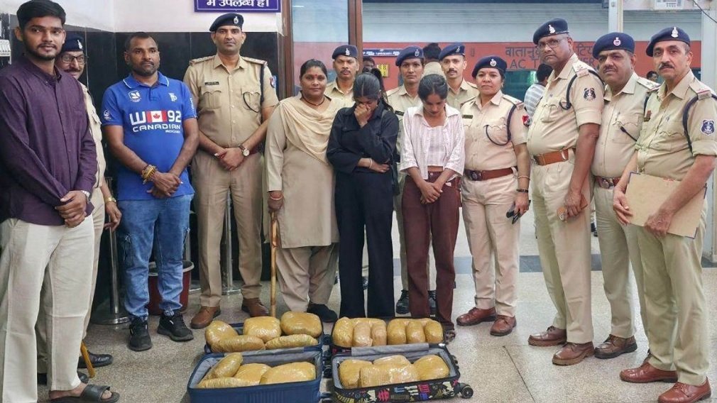 Raipur Crime : रायपुर में बड़ा ड्रग्स खुलासा: वंदे भारत से सूटकेस में 24 किलो गांजा लाती दो युवतियां गिरफ्तार