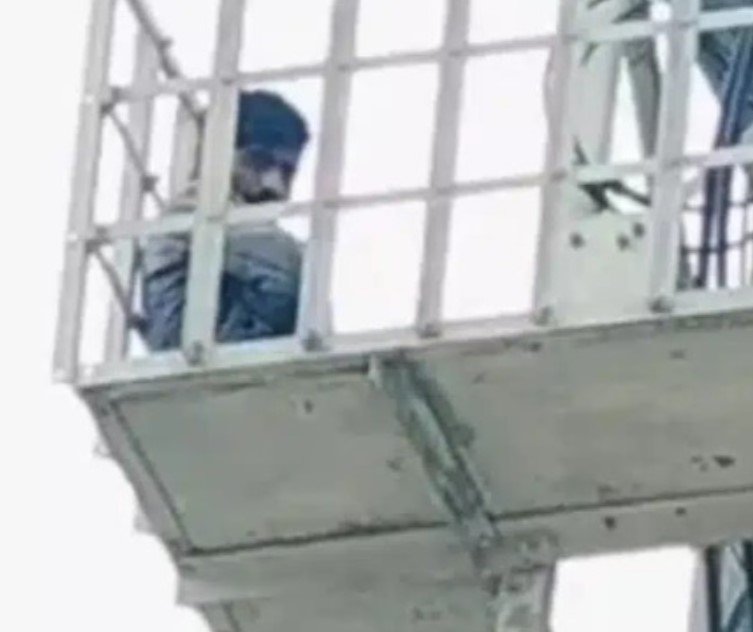 CG NEWS: सरगुजा में प्रेम प्रसंग का हाईवोल्टेज ड्रामा: शादी की जिद में सिरफिरे आशिक ने चढ़ा मोबाइल टावर पर, घंटों तक मची अफरा‑तफरी