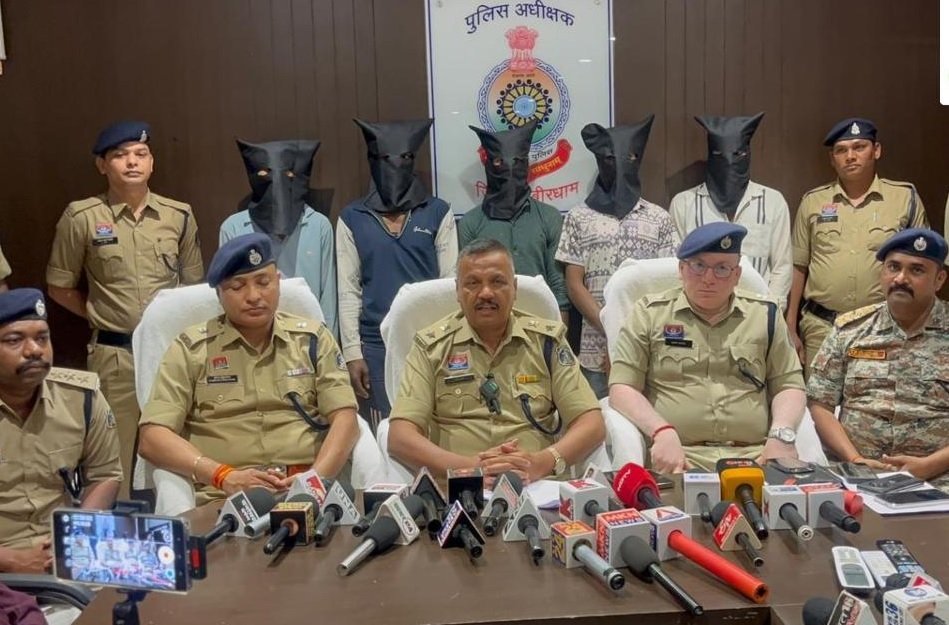 CG CRIME :‘छल्ला’ लुटेरा गैंग का पर्दाफाश, अंधेरे और सुनसान रास्तों पर राहगीरों को बनाते थे शिकार, नाबालिग समेत 6 गिरफ्तार