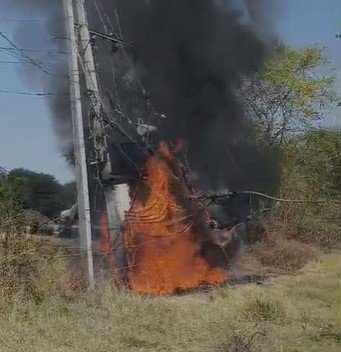 Shajapur News : धमाके से दहला इलाका: अटल ज्योति ट्रांसफार्मर में लगी भीषण आग, आसमान में दिखा धुएं का काला गुबार