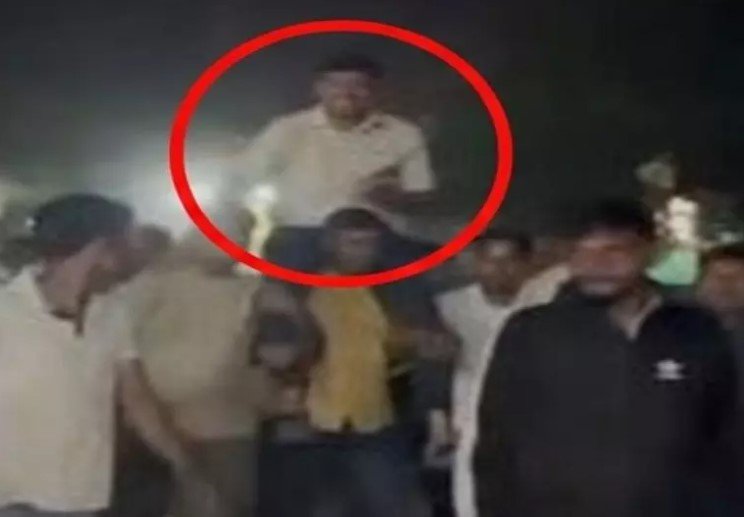 Morena News: थाना प्रभारी सस्पेंड, TI को चोर ने कंधे पर बैठाकर घुमाया: SP ने लिया एक्शन