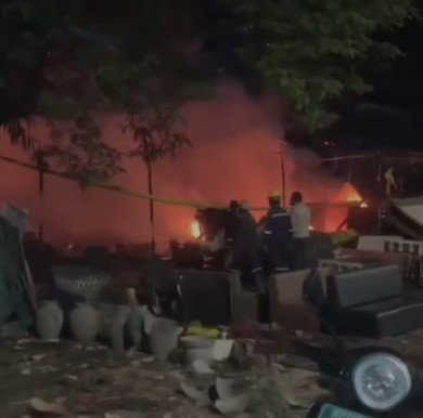 Indore News : इंदौर में भीषण आग, एबी रोड स्थित रीजनल पार्क के पास दो फर्नीचर दुकानों में नुकसान