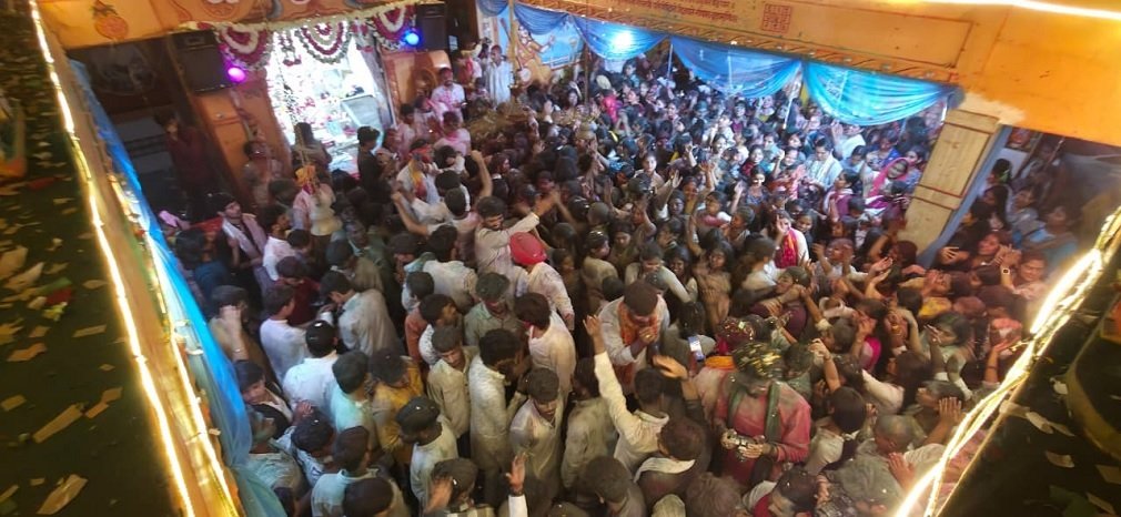 KATNI NEWS : कटनी के गोविंद देव मंदिर में वृंदावन की तर्ज पर मना रंगोत्सव, भजनों पर झूमे श्रद्धालु