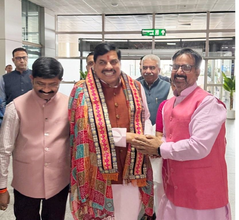 CM Mohan Yadav: वाराणसी पहुंचे मुख्यमंत्री मोहन यादव, एमपी-यूपी सहयोग सम्मेलन में लेंगे हिस्सा