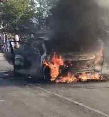 Mungeli News: चलती XUV में लगी आग, दूल्हा-दुल्हन समेत 7 लोगों ने कूदकर बचाई जान