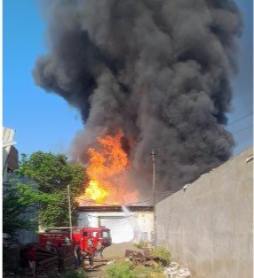 Indore News : इंदौर में बेकरी में भीषण आग: शॉर्ट सर्किट से हादसा, फायर ब्रिगेड ने पाया काबू