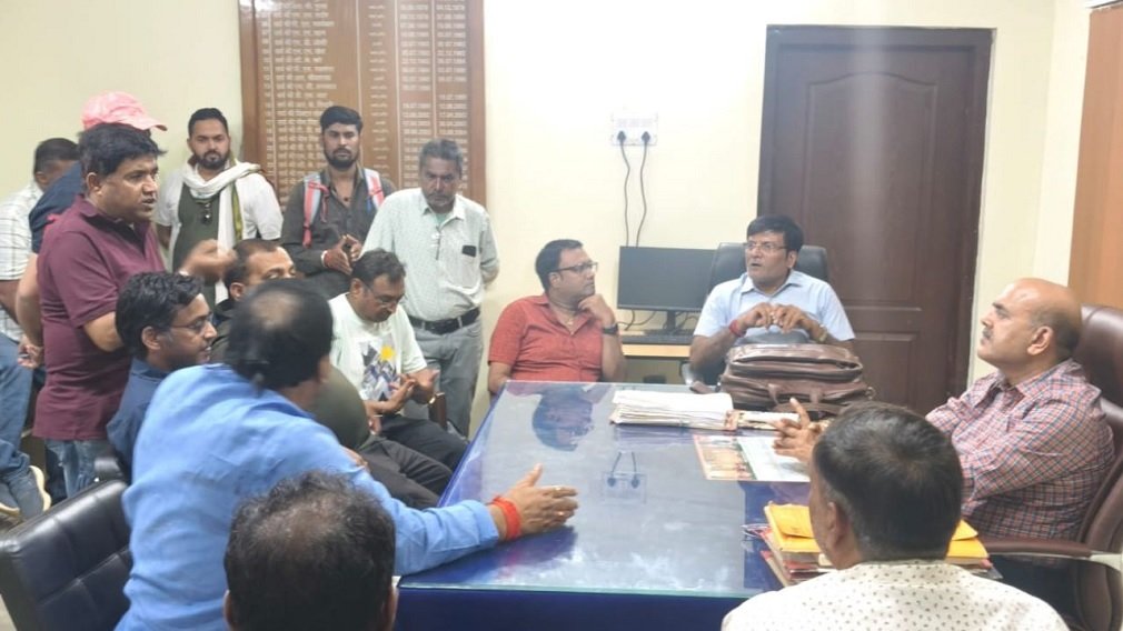 CG NEWS: PHE दफ्तर में ठेकेदारों का हंगामा: 100 करोड़ भुगतान अटका, जल जीवन मिशन पर असर