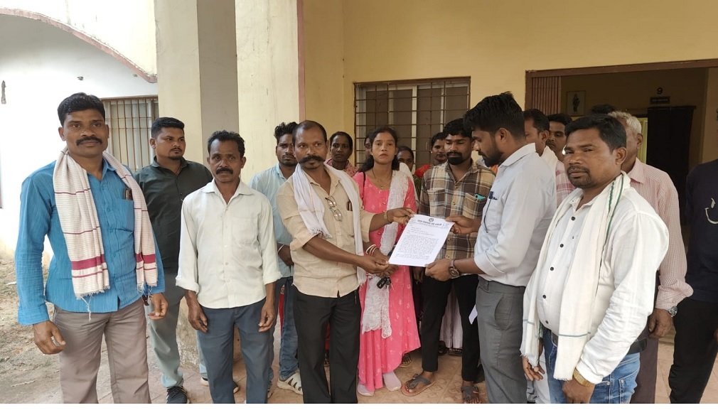 CG NEWS: बड़े बचेली में हेलीपेड निर्माण को लेकर तनाव चरम पर, सरपंच सहित जनप्रतिनिधियों ने कलेक्टर के नाम सौंपा ज्ञापन