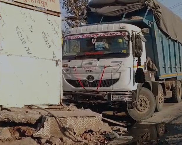 Burhanpur News : बुरहानपुर के शनवारा चौराहे पर बड़ा हादसा, ट्रक ने तोड़ा सिग्नल चबूतरा
