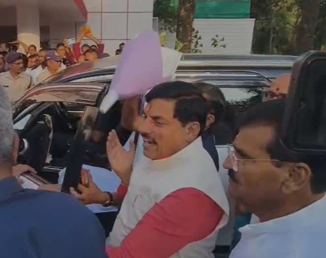 CM Mohan Yadav : अचानक सीधी पहुंचे सीएम मोहन यादव: अधिकारियों की बैठक के बाद कार्यकर्ताओं से कर रहे मुलाकात