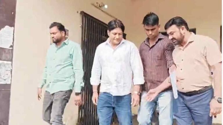 Chhattisgarh Anti Corruption Bureau Action : जांजगीर में ACB का बड़ा धमाका: CSEB ग्रामीण दफ्तर में छापा; AE, JE और कंप्यूटर ऑपरेटर 35 हजार की रिश्वत लेते गिरफ्तार