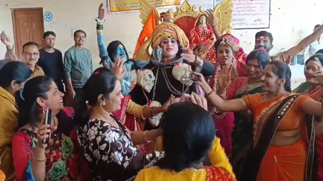 Shiv Parvati Holi Shipra Bank : महाकाल वन में शिव-पार्वती और भूत-पिशाचों संग होली; शिप्रा तट पर उमड़ा आस्था का सैलाब, अबीर-गुलाल से सराबोर हुए भक्त