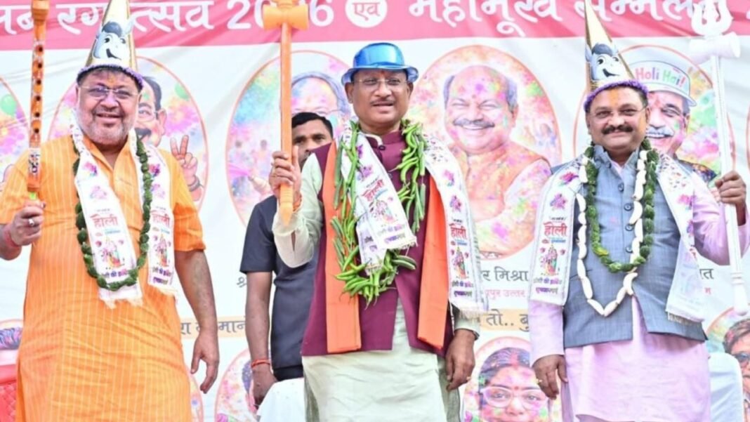 CM Vishnu Deo Sai Raipur Press Club : प्रेस क्लब के ‘महामूर्ख सम्मेलन’ में पहुँचे मुख्यमंत्री साय; नगाड़ा बजाकर पत्रकारों संग खेली होली, बोले- “सद्भाव का पर्व है रंगोत्सव”