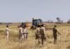 Khaniadhana Govt Land Freed : शिवपुरी: ग्राम हिम्मतपुर में 125 बीघा सरकारी जमीन पर चला प्रशासन का बुलडोजर; भारी पुलिस बल की मौजूदगी में फसल जमींदोज