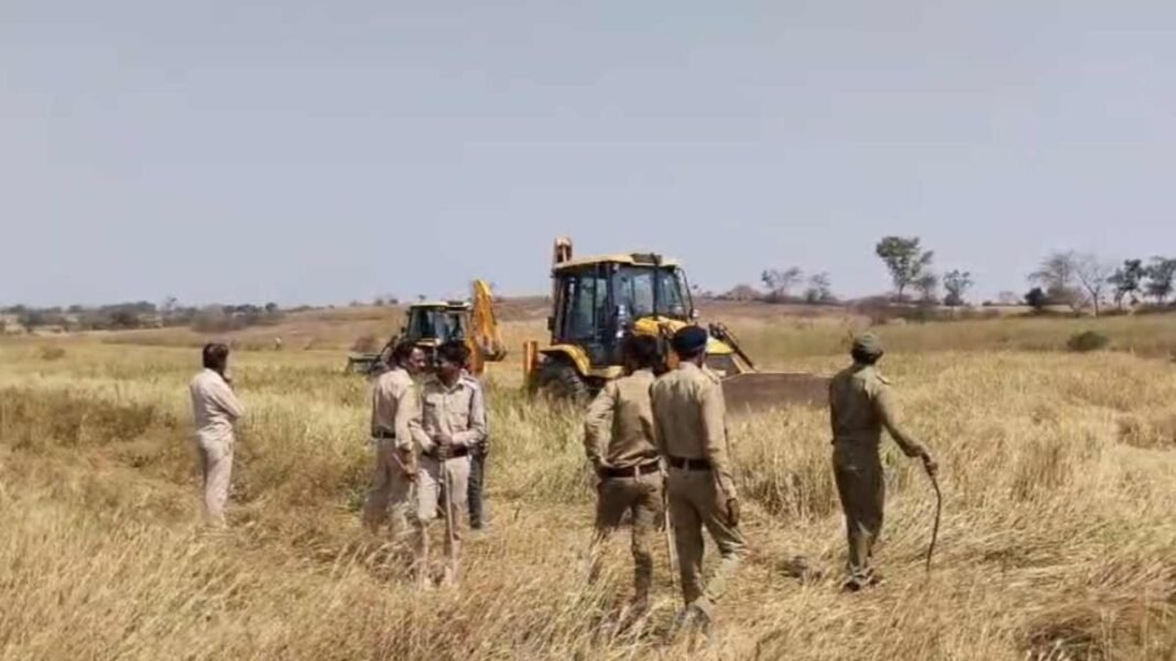 Khaniadhana Govt Land Freed : शिवपुरी: ग्राम हिम्मतपुर में 125 बीघा सरकारी जमीन पर चला प्रशासन का बुलडोजर; भारी पुलिस बल की मौजूदगी में फसल जमींदोज