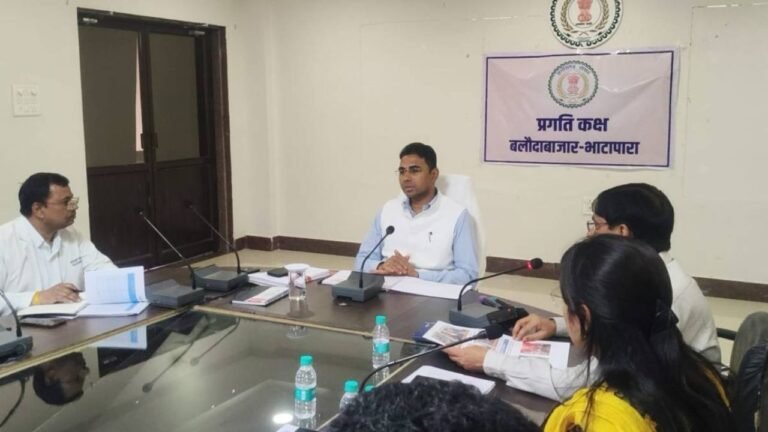 Balodabazar Health Department Action : स्वास्थ्य विभाग की समीक्षा बैठक में कलेक्टर की दोटूक, लापरवाह बीएमओ पर गिरी गाज