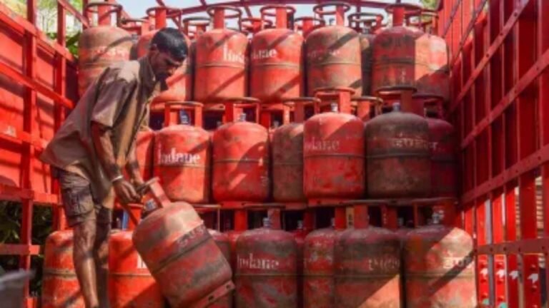LPG Price Hike : रसोई गैस हुई महंगी: घरेलू सिलेंडर पर 60 और कमर्शियल पर 115 रुपये की वृद्धि, विपक्ष ने केंद्र को घेरा