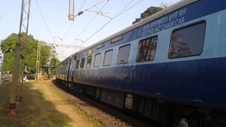 Jabalpur-Ambikapur Express : रेल यात्रियों की सुरक्षा पर बड़ा सवाल, अज्ञात बदमाशों ने जबलपुर-अंबिकापुर एक्सप्रेस को बनाया निशाना