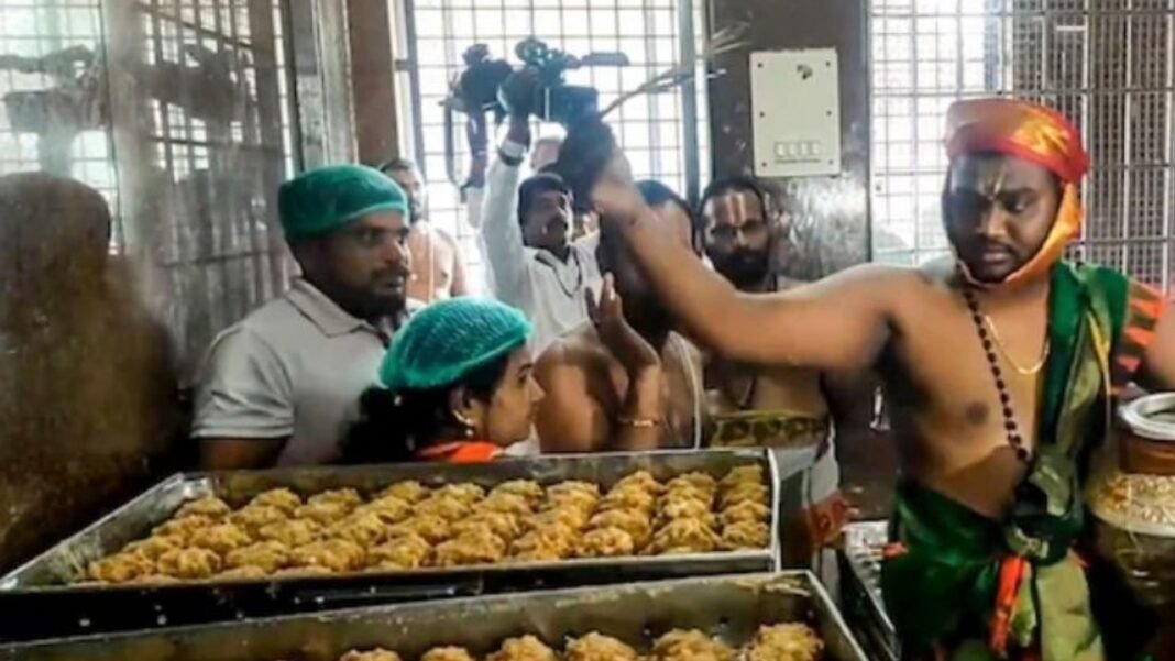 Politics over Tirupati Laddoo : तिरुपति लड्डू विवाद : घी में मिलावट के आरोपों पर सियासत गरमाई, SIT रिपोर्ट ने खड़ी की मुश्किलें