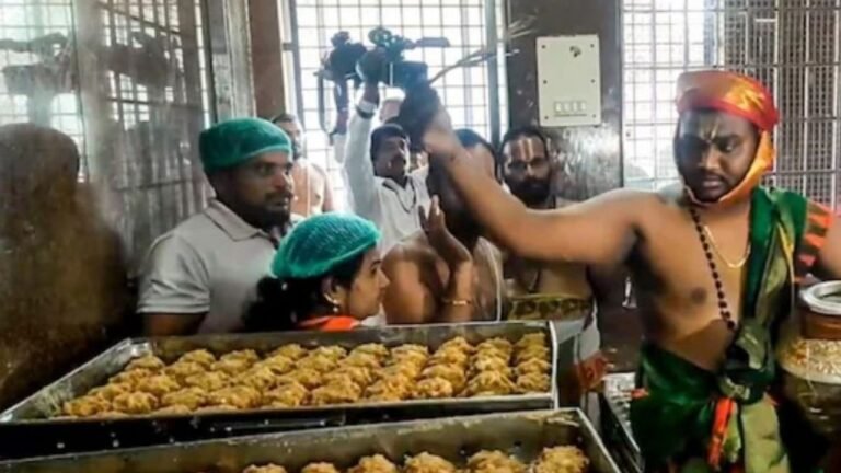 Politics over Tirupati Laddoo : तिरुपति लड्डू विवाद : घी में मिलावट के आरोपों पर सियासत गरमाई, SIT रिपोर्ट ने खड़ी की मुश्किलें