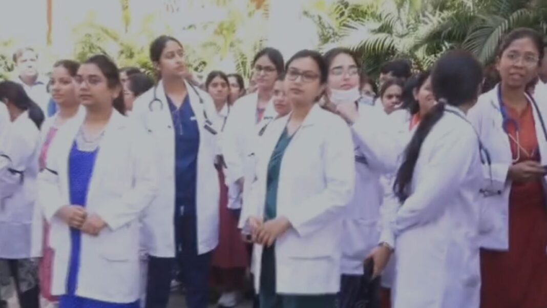 Junior Doctors Strike : भोपाल: जूनियर डॉक्टरों की हड़ताल से स्वास्थ्य सेवाएं चरमराईं, स्टाइपेंड संशोधन की मांग पर अड़े रेजिडेंट्स