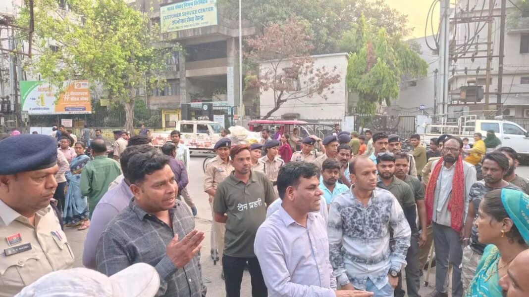 Raipur Municipal Corporation : रायपुर: मौदहापारा संडे बाजार में नगर निगम की बड़ी कार्रवाई, 40 अतिक्रमणकारियों को हटाया