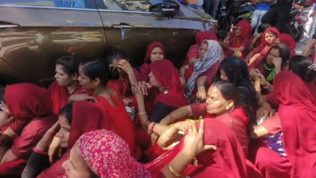 Asha Confectionery Factory Labor Protest : ‘आशा कन्फेक्शनरी’ के कर्मचारी सड़क पर, वेतन-पीएफ न मिलने और संचालक पर मारपीट के गंभीर आरोपों से मचा हड़कंप