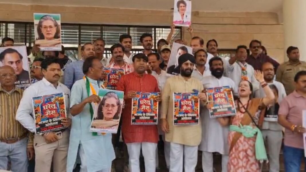 Congress Protest Gas Shortage : इंदौर: गैस किल्लत से त्रस्त शहर, कांग्रेस ने कलेक्टर कार्यालय पर किया प्रदर्शन; समस्याओं के समाधान की मांग