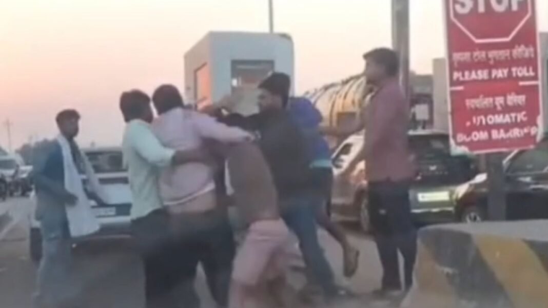 Toll Plaza Violence : रीवा: खड्डा टोल प्लाजा पर कर्मियों की गुंडागर्दी, मामूली विवाद में कार सवार युवक की जमकर पिटाई