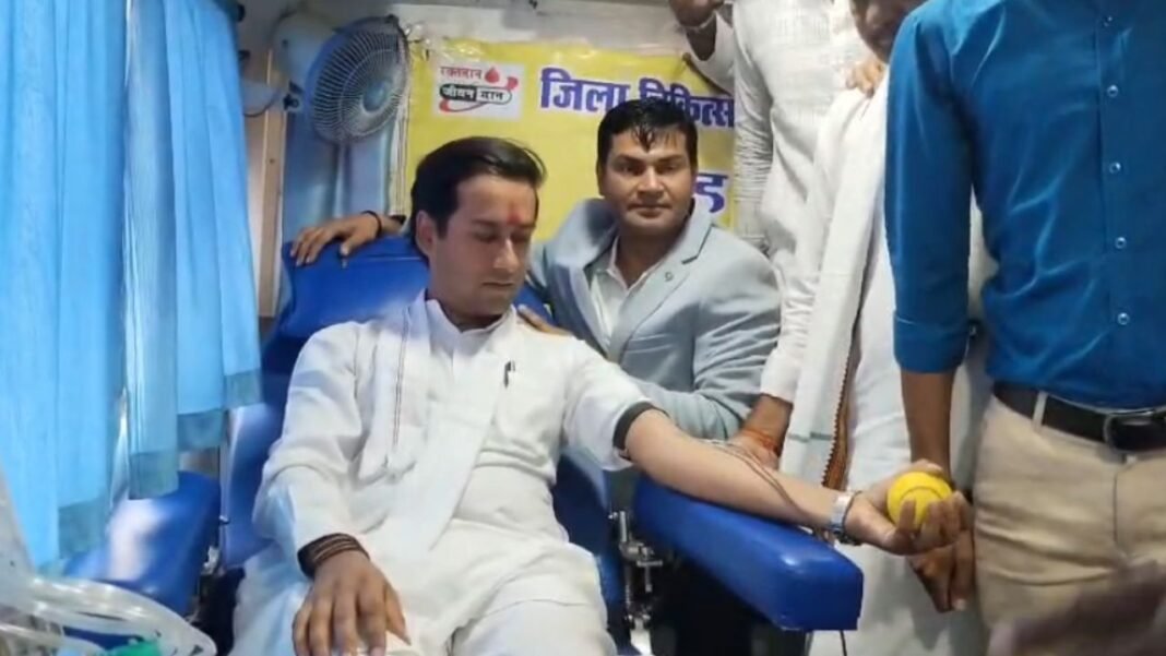Shajapur News : शाजापुर: स्वर्गीय आशा देवी की पुण्यतिथि पर स्वास्थ्य शिविर का आयोजन; जयवर्धन सिंह ने रक्तदान कर भाजपा सरकार को घेरा