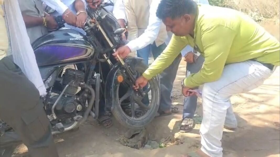 Barwani News Krishna State Colony : बड़वानी: सुविधाओं के लिए तरसी कृष्णा स्टेट कॉलोनी, सड़क और नाली की बदहाली पर फूटा रहवासियों का गुस्सा