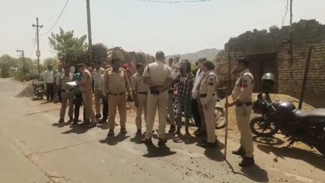 Weapon Brandishing Reels : बड़वानी में ‘रील’ का जुनून बना मुसीबत: हथियारों की नुमाइश के बाद ठेकेदार की कार पर पथराव, पुलिस की दबिश में एक गिरफ्तार