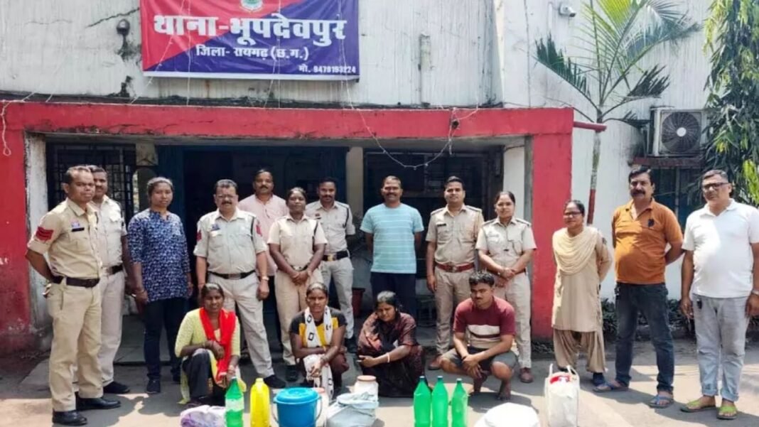 Police Excise Joint Raid : रायगढ़: भूपदेवपुर क्षेत्र में पुलिस-आबकारी विभाग की बड़ी संयुक्त कार्रवाई, भारी मात्रा में अवैध महुआ शराब के साथ 4 गिरफ्तार