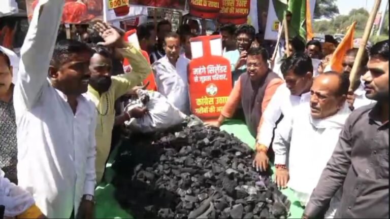 Gas Shortage Protest : गैस किल्लत पर कांग्रेस का अनोखा प्रदर्शन: रविंद्र साहू ने होटलों में बांटा कोयला, सरकार पर लगाया ‘रसोई बजट’ बिगाड़ने का आरोप