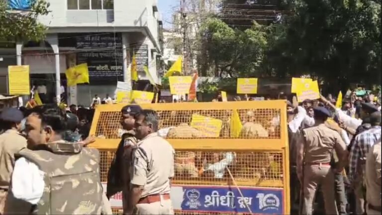 Unemployment Protest MP : इंदौर: बेरोजगारी के मुद्दे पर जयस छात्र संघ का हल्लाबोल, कलेक्ट्रेट पर भारी हंगामा, बैरिकेड्स तोड़े