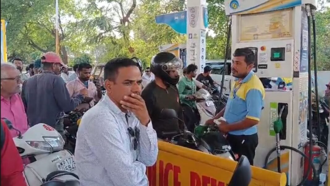 Rewa Petrol Diesel Crisis : रीवा में ईंधन के लिए ‘हाहाकार’: शहर के 80% पेट्रोल पंप हुए ‘ड्राई’; मिडिल ईस्ट वार की आहट से पैनिक, टैंक फुल कराने की मची होड़