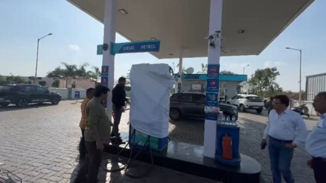 Nayara Petrol Pump Airport Road : भोपाल प्रशासन का बड़ा एक्शन: मनमानी करने पर एयरपोर्ट स्थित ‘नायरा पेट्रोल पंप’ सील; ग्राहकों को राशनिंग कर तेल देने पर गिरी गाज