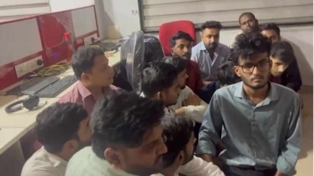 Raipur Fake Call Center Raid : रायपुर में इंटरनेशनल स्कैम का पर्दाफाश! फर्जी कॉल सेंटर से अमेरिकी नागरिकों को लगाते थे चूना; 40 ठग हिरासत में