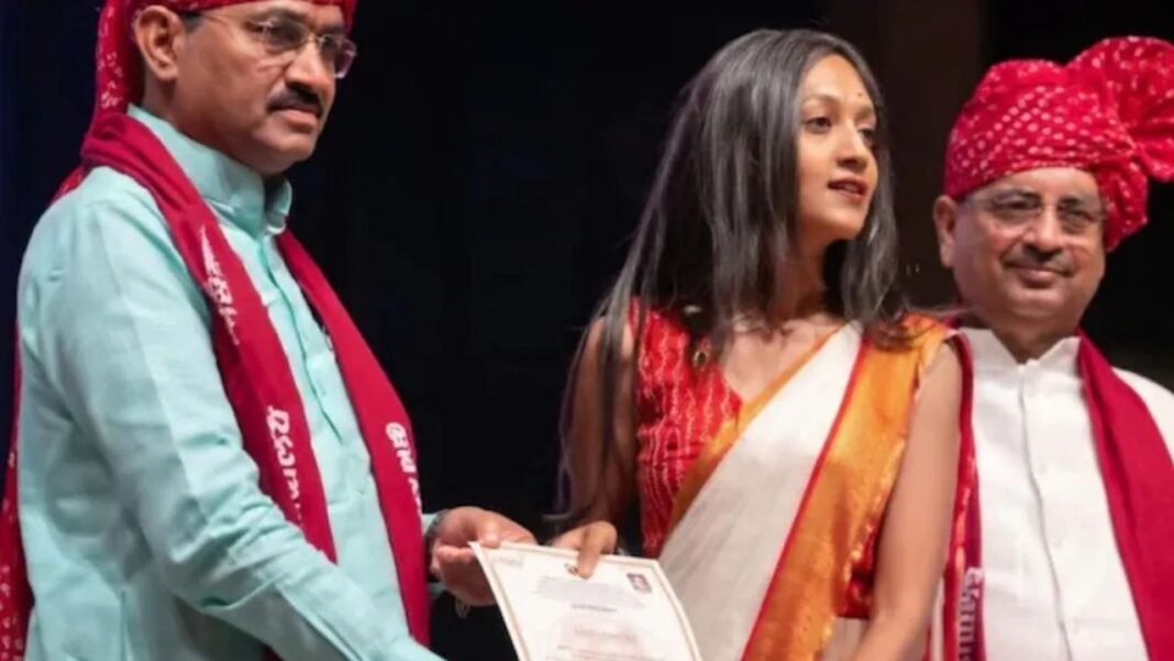 Haridev Joshi University Convocation Protest : ‘बेइज्जती करके इज्जत देने का शुक्रिया’: जयपुर की यूनिवर्सिटी में छात्रा का तीखा तंज; डिप्टी CM के सामने हुआ जमकर हंगामा