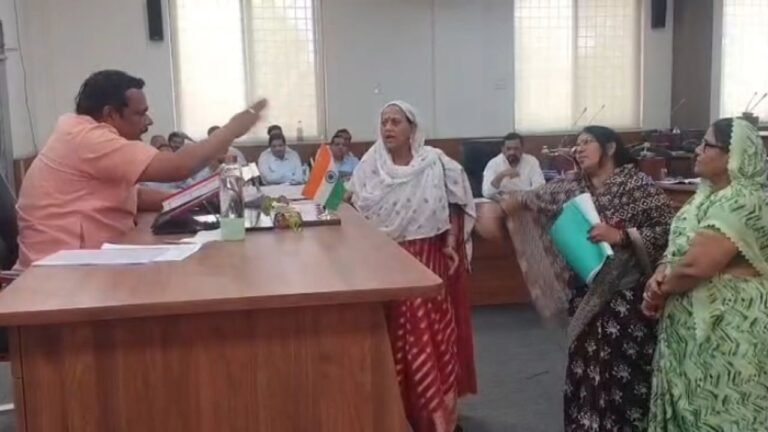 Rewa Municipal Corporation Dispute : रीवा नगर निगम में मर्यादाएं तार-तार : बजट सत्र में महापौर और महिला पार्षद के बीच ‘जंग’; फाड़ कर चार करने और थप्पड़ मारने की मिली धमकियां