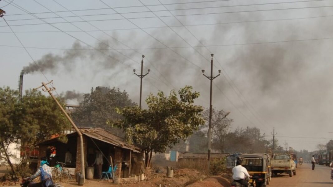 Raipur Industrial Pollution Action : रायपुर में प्रदूषण फैलाने वाले उद्योगों पर बड़ी स्ट्राइक: 30 इकाइयों की बिजली काटी, 28.92 लाख का जुर्माना ठोंका
