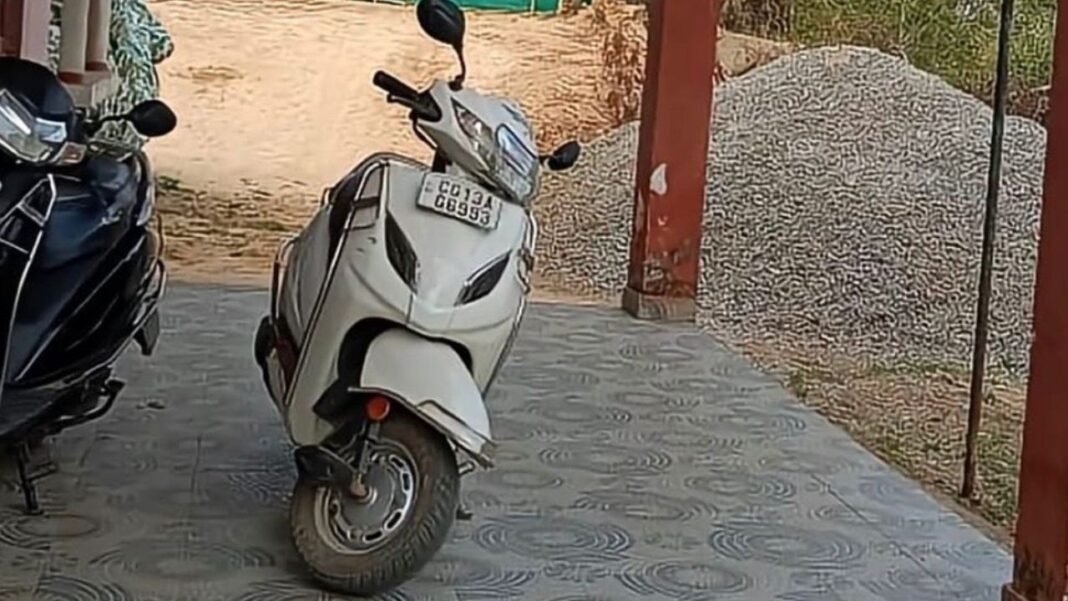 Activa Theft Raigarh : रायगढ़ में एक्टिवा चोरी: सुराग देने वाले को मिलेगा 10,000 नकद इनाम, CG 13 AG 6993 की तलाश