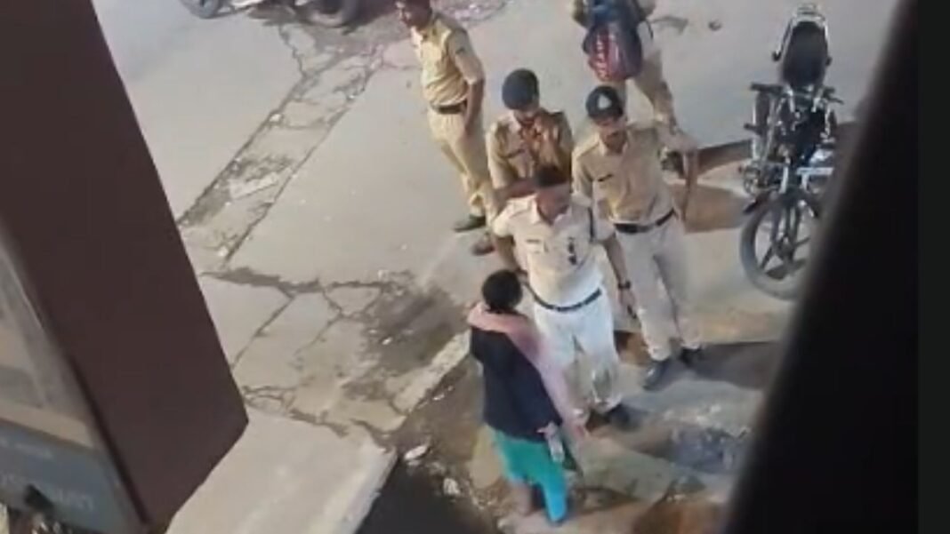 Rewa Police Brutality : खाकी की बर्बरता: रीवा के प्रकाश चौराहे पर महिला पर लाठियां बरसाता आरक्षक, वीडियो वायरल; पुलिस की ‘जन सेवा’ पर उठे सवाल
