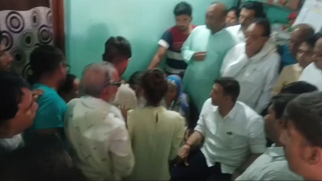 Jitu Patwari Chhindwara Visit : छिंदवाड़ा बस हादसा: पीड़ित परिवारों के बीच पहुँचे जीतू पटवारी; सरकार पर बरसे, बोले- “ये महज दुर्घटना नहीं, सरकारी हत्याएं हैं”