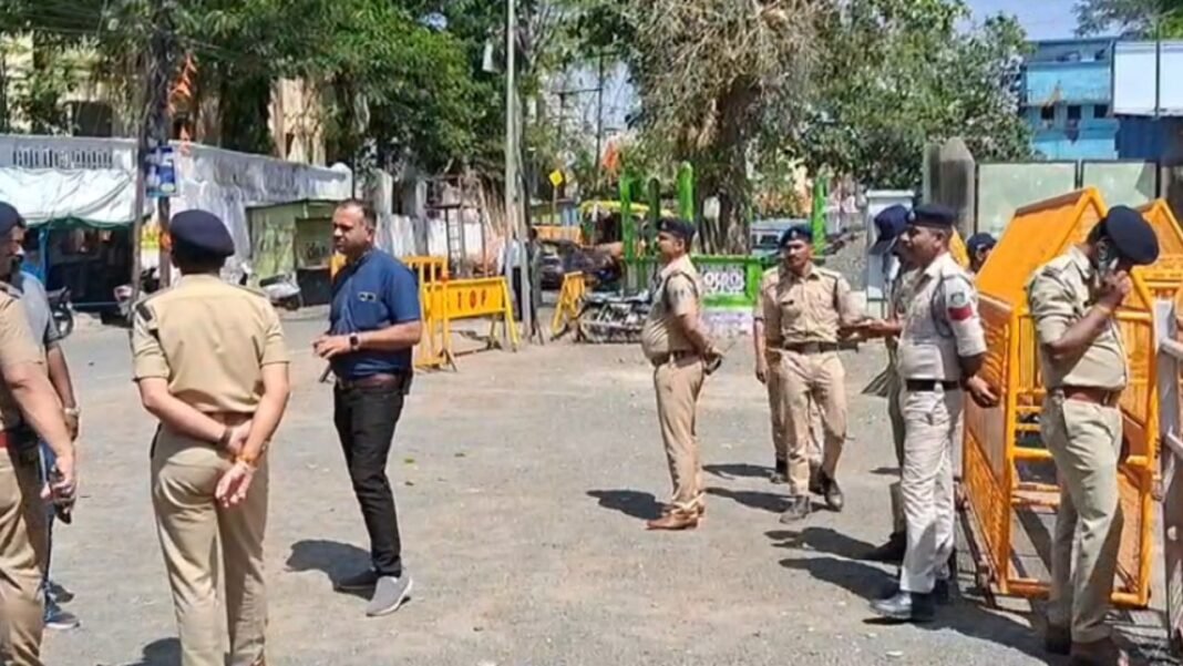 High Court Justice Dhar Visit : भोजशाला पहुंचे हाईकोर्ट के न्यायमूर्ति; 2 अप्रैल की अहम सुनवाई से पहले परिसर का बारीकी से किया निरीक्षण